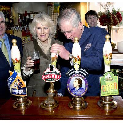 Prinz Charles & Camilla im Pub