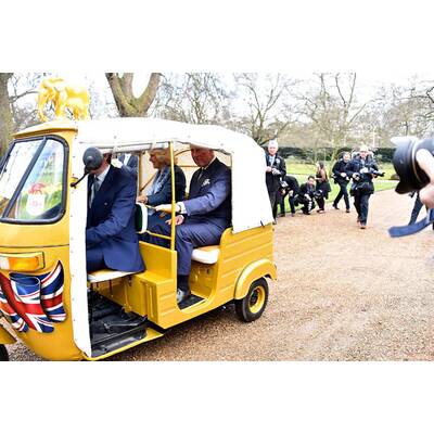 Prinz Charles & Camilla: In der Rikscha durch den Garten