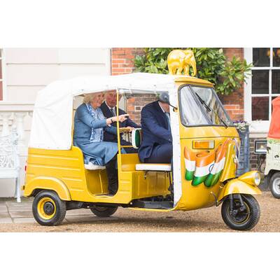 Prinz Charles & Camilla: In der Rikscha durch den Garten