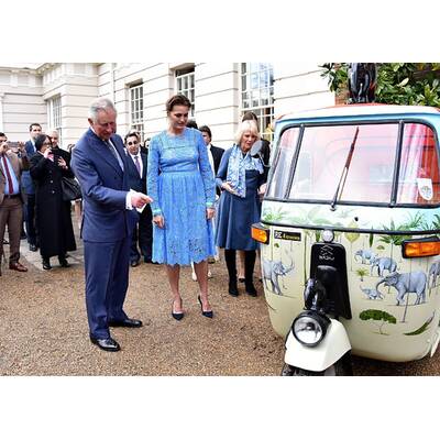 Prinz Charles & Camilla: In der Rikscha durch den Garten