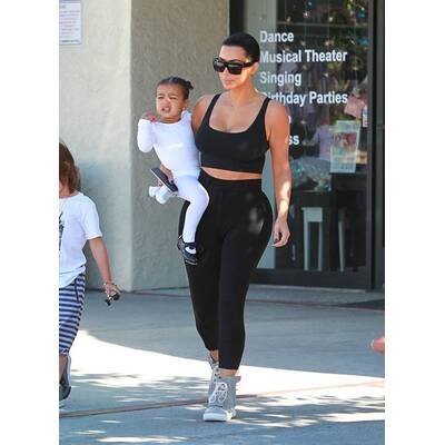 Kim Kardashian & Nori verlassen Tanzstudio