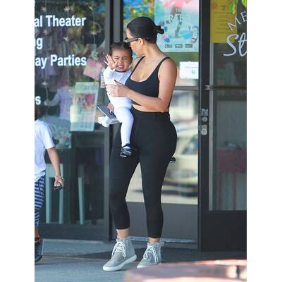 Kim Kardashian & Nori verlassen Tanzstudio