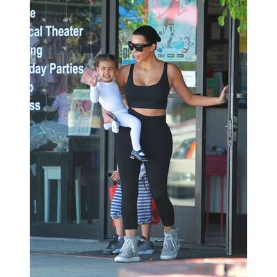 Kim Kardashian & Nori verlassen Tanzstudio