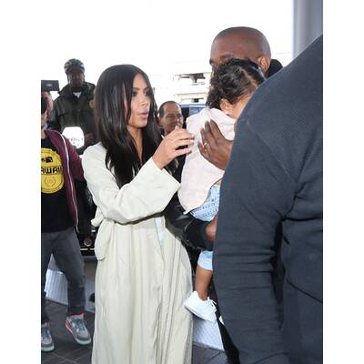 Kim Kardashian mit Familie auf dem Weg nach Armenien