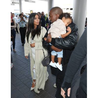 Kim Kardashian mit Familie auf dem Weg nach Armenien