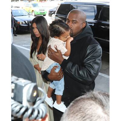 Kim Kardashian mit Familie auf dem Weg nach Armenien