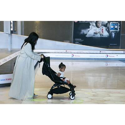 North West hat Spaß am Flughafen