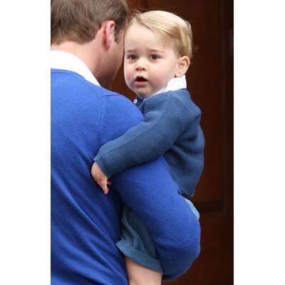 Prinz George auf dem Weg zu seiner Schwester