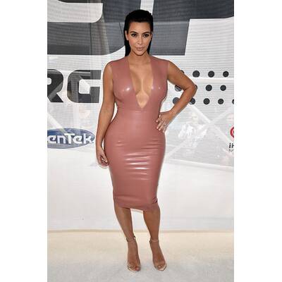 Kim Kardashian zeigt Babykurven