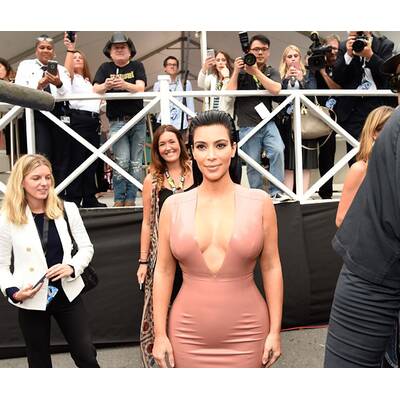Kim Kardashian zeigt Babykurven