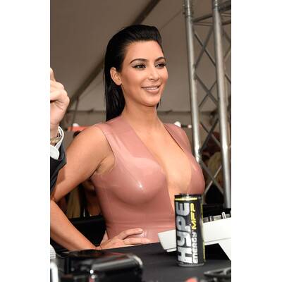 Kim Kardashian zeigt Babykurven