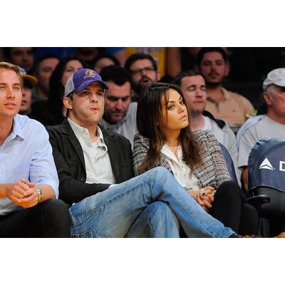 Mila Kunis zeigt bei Basketball-Spiel ihren Verlobungsring