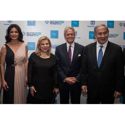 Catherine Zeta-Jones & Michael Douglas mit Kids am roten Teppich