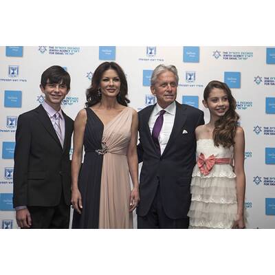 Catherine Zeta-Jones & Michael Douglas mit Kids am roten Teppich
