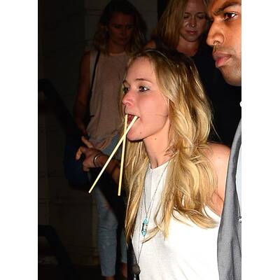 Jennifer Lawrence blödelt mit Essstäbchen