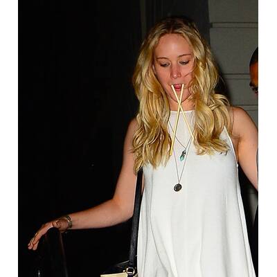 Jennifer Lawrence blödelt mit Essstäbchen