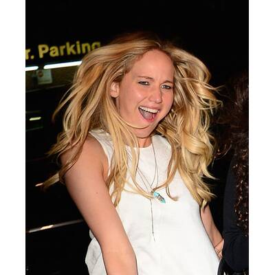 Jennifer Lawrence blödelt mit Essstäbchen