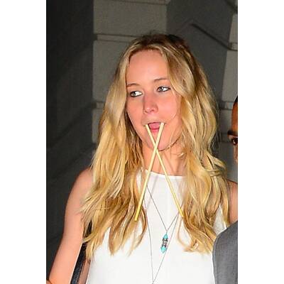 Jennifer Lawrence blödelt mit Essstäbchen