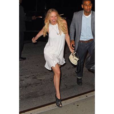 Jennifer Lawrence blödelt mit Essstäbchen