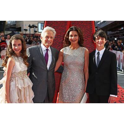 Catherine Zeta-Jones & Michael Douglas feiern Premiere mit Kids