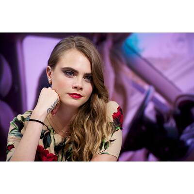 Cara Delevingnes Grimassenshow im spanischen TV