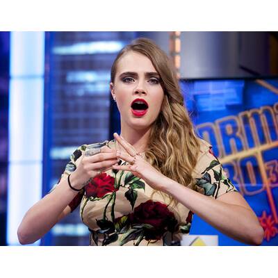Cara Delevingnes Grimassenshow im spanischen TV