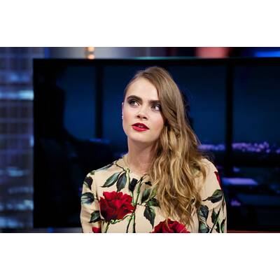 Cara Delevingnes Grimassenshow im spanischen TV