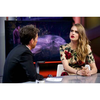 Cara Delevingnes Grimassenshow im spanischen TV