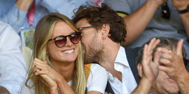 Cressida Bonas turtelt in Wimbledon