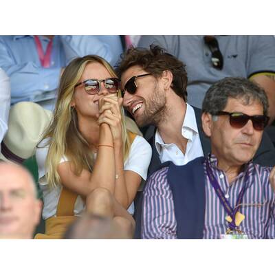 Cressida Bonas turtelt in Wimbledon