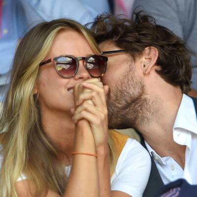 Cressida Bonas turtelt in Wimbledon