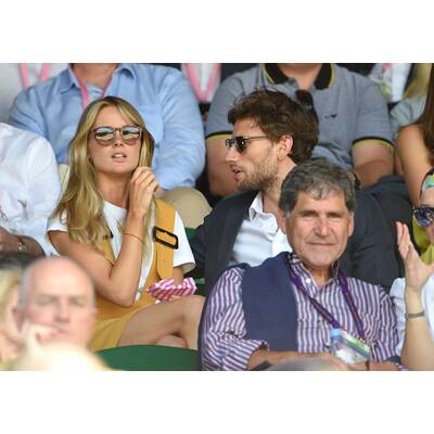 Cressida Bonas turtelt in Wimbledon