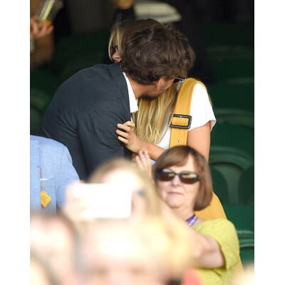 Cressida Bonas turtelt in Wimbledon