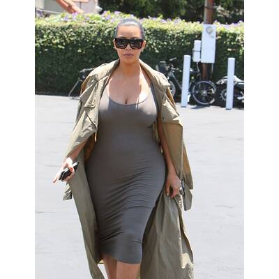 Kim Kardashian setzt Babybauch hauteng in Szene