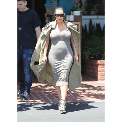 Kim Kardashian setzt Babybauch hauteng in Szene