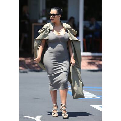 Kim Kardashian setzt Babybauch hauteng in Szene