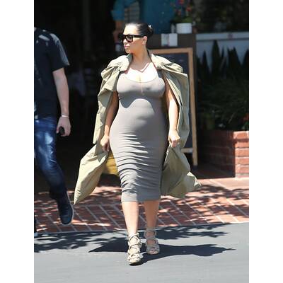 Kim Kardashian setzt Babybauch hauteng in Szene