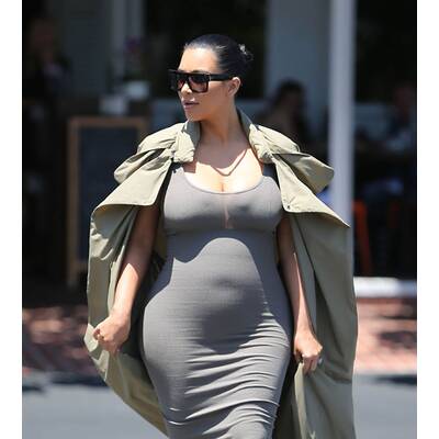 Kim Kardashian setzt Babybauch hauteng in Szene