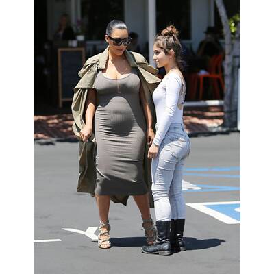 Kim Kardashian setzt Babybauch hauteng in Szene