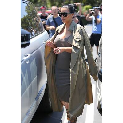 Kim Kardashian setzt Babybauch hauteng in Szene