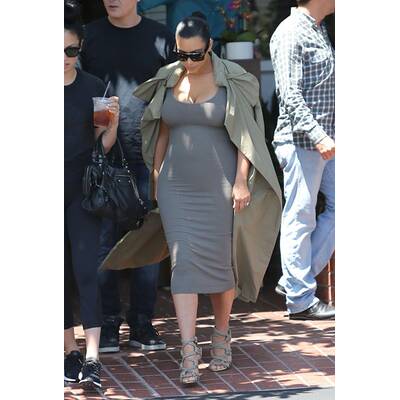 Kim Kardashian setzt Babybauch hauteng in Szene