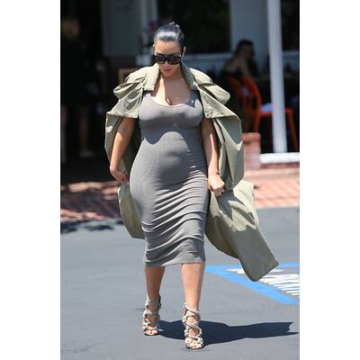 Kim Kardashian setzt Babybauch hauteng in Szene