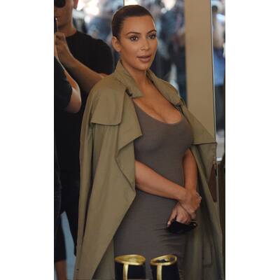 Kim Kardashian setzt Babybauch hauteng in Szene