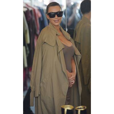 Kim Kardashian setzt Babybauch hauteng in Szene