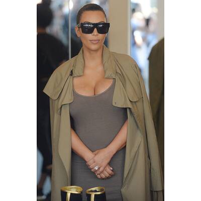 Kim Kardashian setzt Babybauch hauteng in Szene