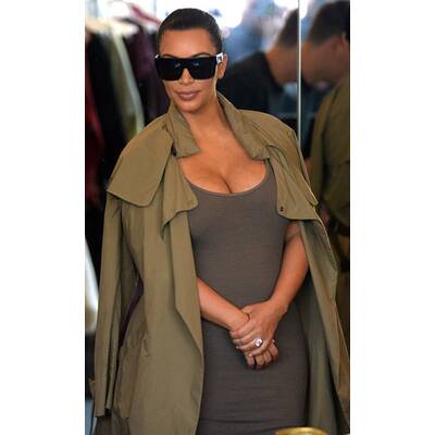 Kim Kardashian setzt Babybauch hauteng in Szene