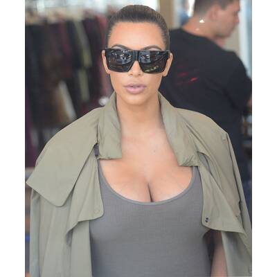 Kim Kardashian setzt Babybauch hauteng in Szene