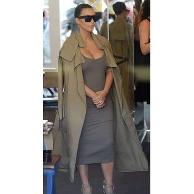 Kim Kardashian setzt Babybauch hauteng in Szene