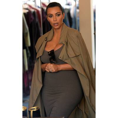 Kim Kardashian setzt Babybauch hauteng in Szene