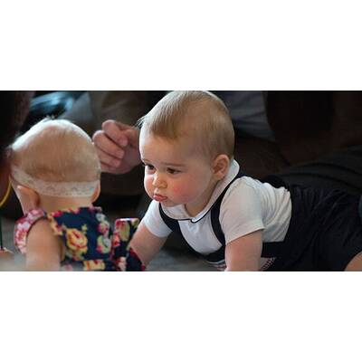 Herzogin Kate mit Baby George in Krabbelgruppe